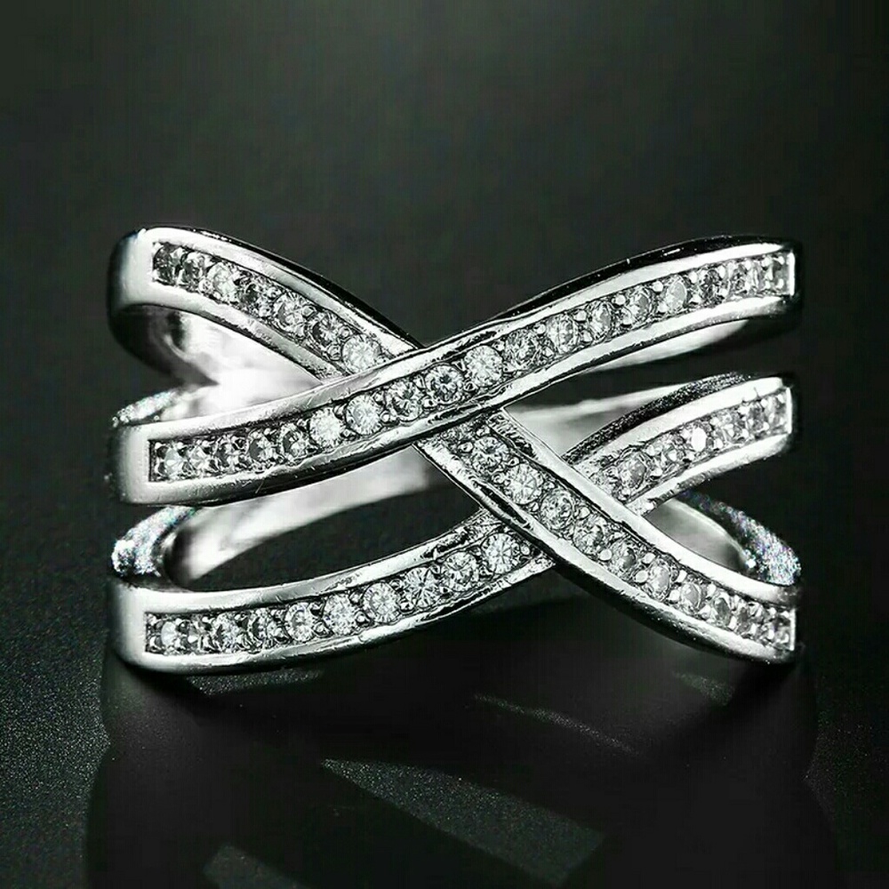 NWT ELEGANT SILVER CRYSTAL CROSS RING - Picture 2 of 6